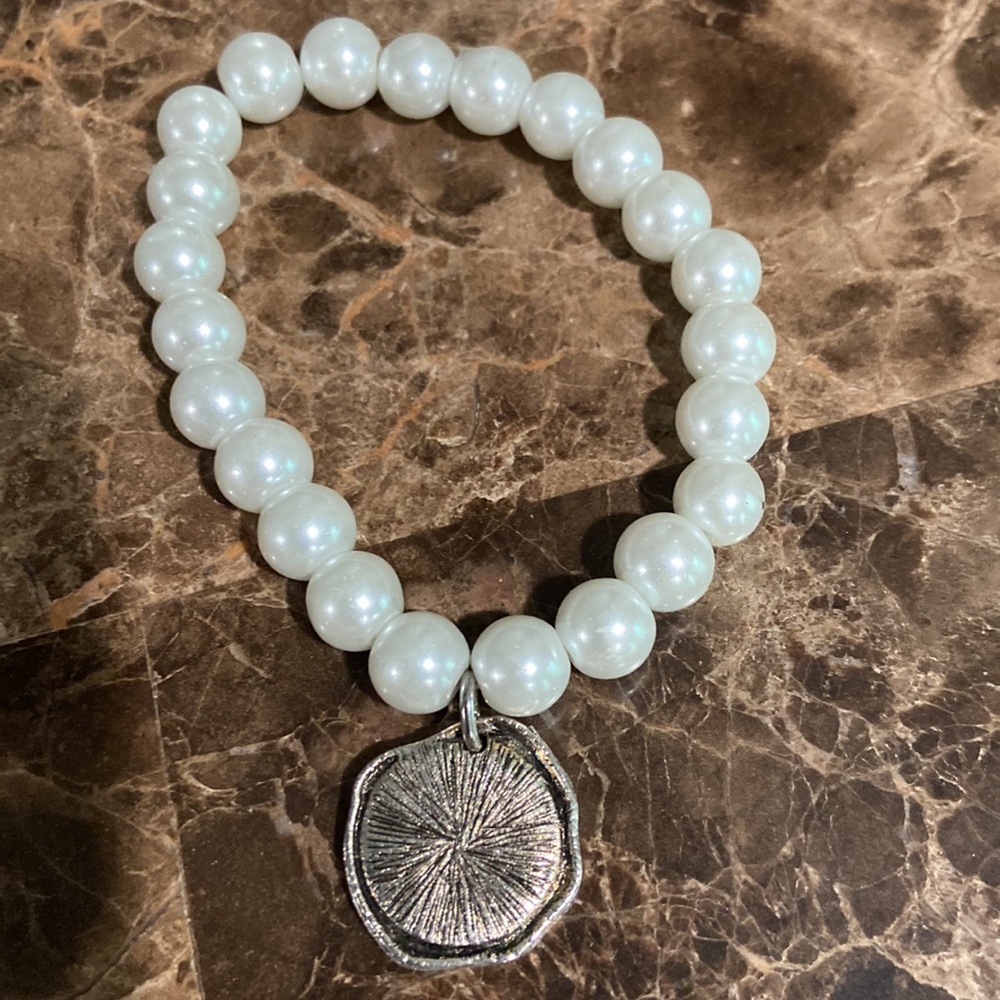 Stretch bead bracelet with R initial - Picture 4 of 4